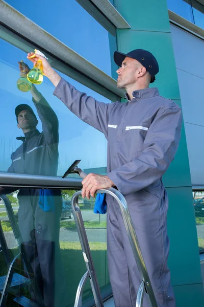 Limpiador de ventanas en escalera — Foto de Stock