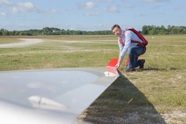 Piloto revisando su planeador justo antes de despegar —  Fotos de Stock