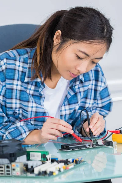 Elektrikerin testet Elektronik-Teil — Stockfoto