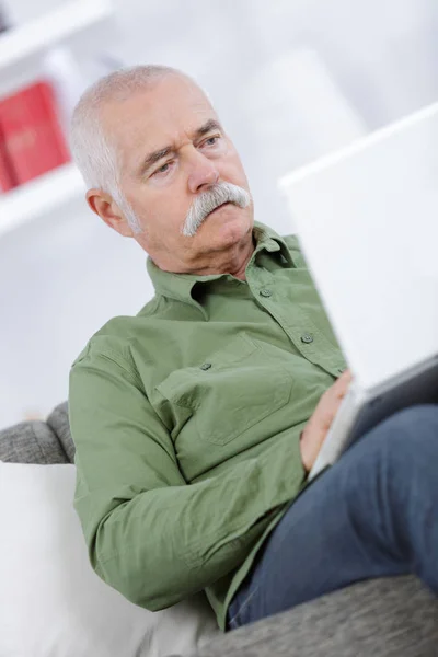 Idős férfi otthon pihen — Stock Fotó