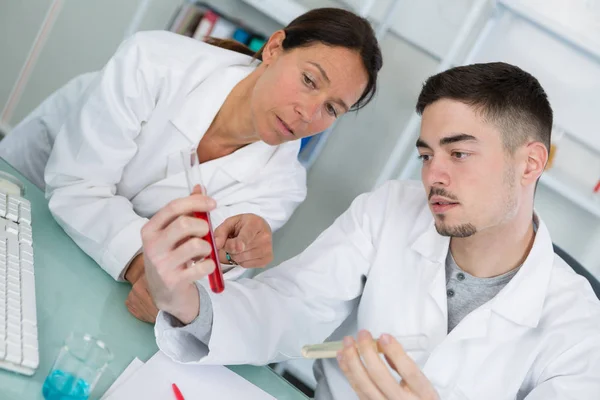 Medico che scrive su un campione di sangue — Foto Stock