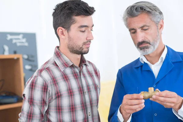 Apprendista esperto di formazione idraulica — Foto Stock