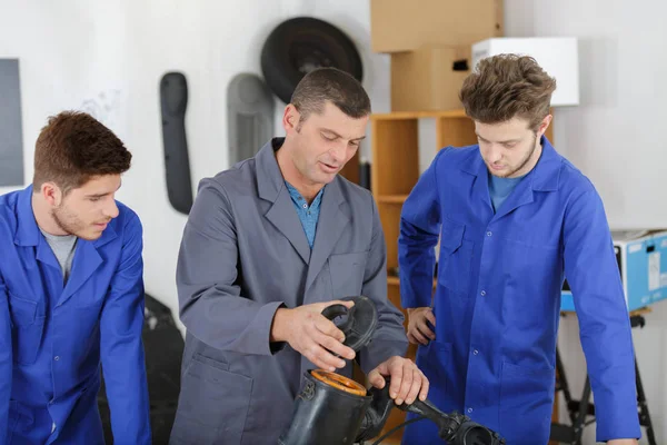 Lekce mechaniky s učitelem a studenty — Stock fotografie