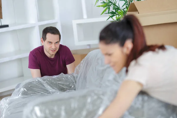 Couple déplacer canapé prendre après le déménagement des maisons — Photo