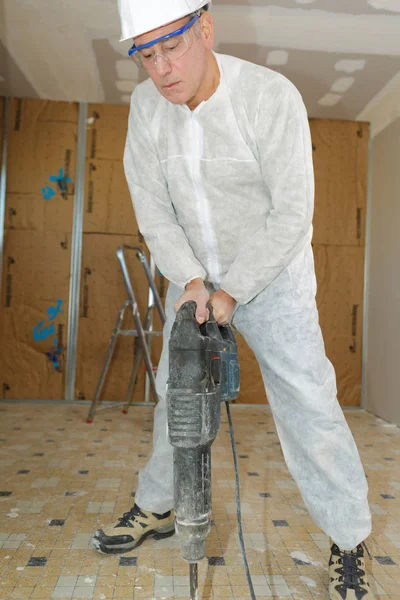 Man is repairing the floor in the house — Stock Photo, Image
