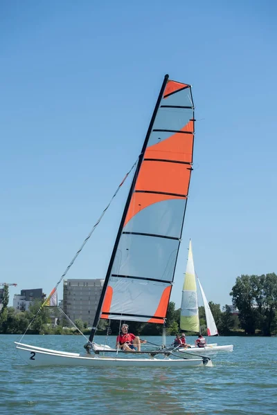 Navegar en un lago - verano y el tema deportivo — Foto de Stock