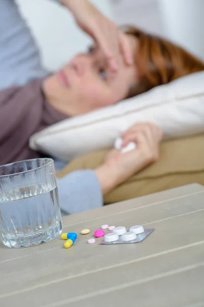 Depressief vrouwelijke IOM pillen op tafel — Stockfoto