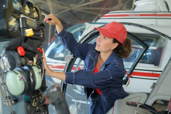 Mujer helicóptero técnico y helicóptero —  Fotos de Stock