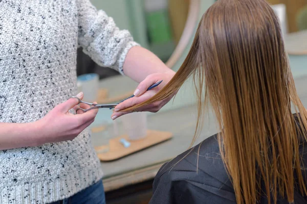 Airdresser segurando tesoura corte de cabelo — Fotografia de Stock