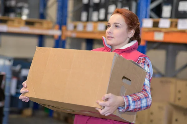 Trevlig ung kvinna redovisade box — Stockfoto