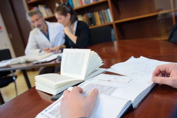 Libri sul tavolo — Foto Stock