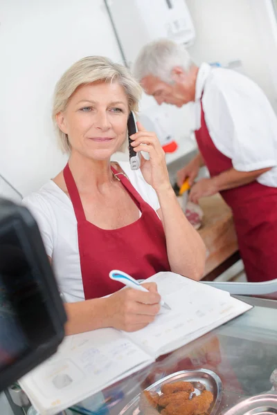 Coppia macellaio ordinazione magazzino — Foto Stock