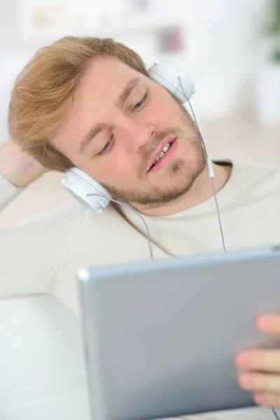 Jovem com o tablet de estilo casual em casa — Fotografia de Stock