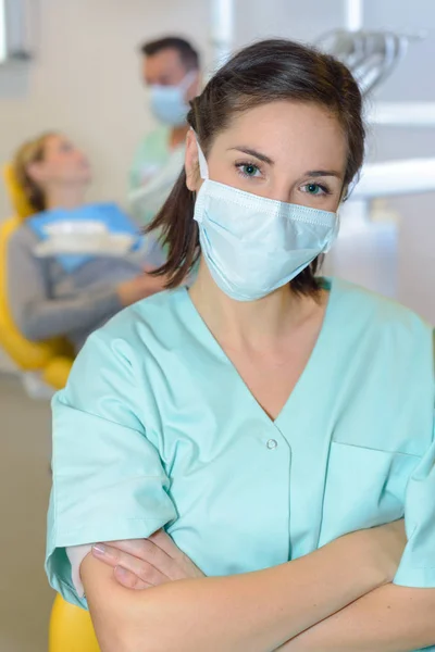 Портрет стоматолога в маске — стоковое фото