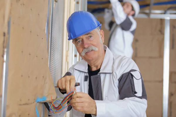 Elettricista l'installazione dei fili in anticipo — Foto Stock