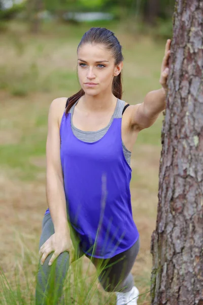 Jonge vrouw doen stretching oefeningen — Stockfoto