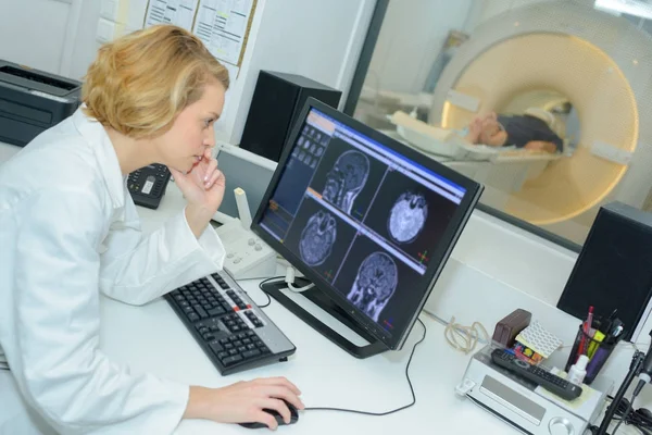 Médico estudando imagens de varredura cerebral — Fotografia de Stock