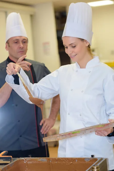 Kuchaři, zdobení dort v restauraci — Stock fotografie