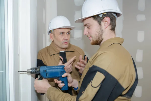 Supervisore edificio intercettare il costruttore — Foto Stock