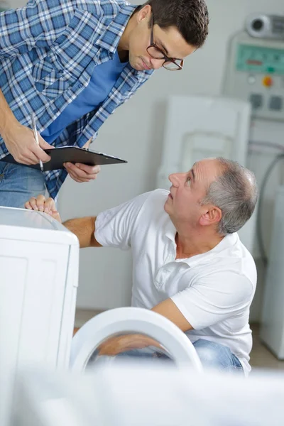 Apprentice repairman learning with his instructor — Stock Photo, Image