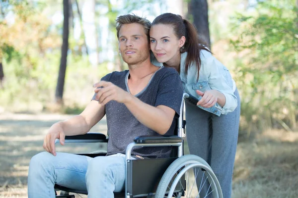 Schöner behinderter Mann wandert mit seiner hübschen Freundin in der Natur — Stockfoto