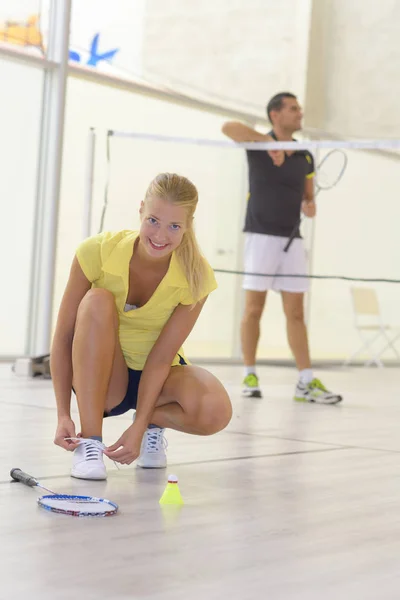 Par med en uppsättning av badminton utrustning — Stockfoto