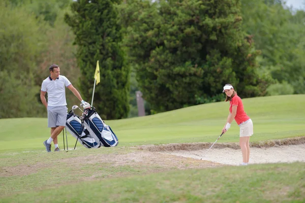 A vez da mulher para o golfe — Fotografia de Stock