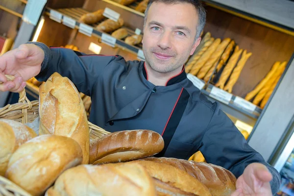 Baker mostrando variedad de panes —  Fotos de Stock