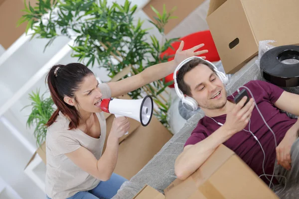 Een agressieve vrouw bedreigt haar vriendje lui — Stockfoto