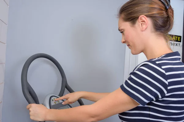 Žena používající stroj krok během cvičení — Stock fotografie