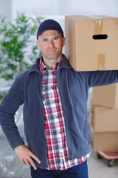 Borttagning man redovisade box — Stockfoto