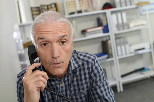 Uomo al telefono, espressione sorpresa — Foto Stock