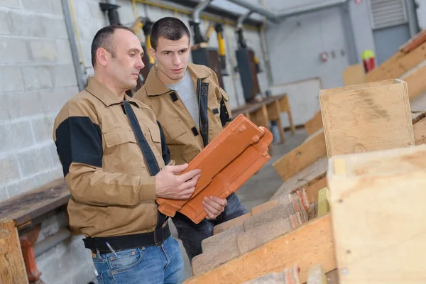 Arbeiter im Gespräch mit Dachziegeln — Stockfoto