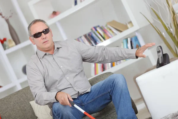Slepý muž sedí na pohovce — Stock fotografie