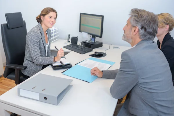 Señora en reunión con pareja de mediana edad — Foto de Stock