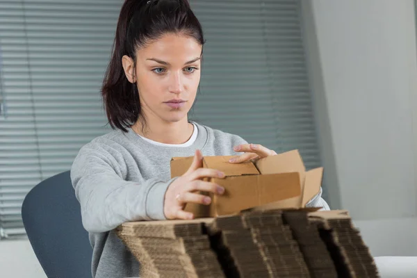 Almacén mujer trabajador plegable caja de cartón —  Fotos de Stock