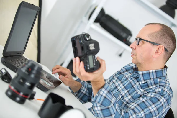 Uomo macchina fotografica fotografo laptop fotografia — Foto Stock