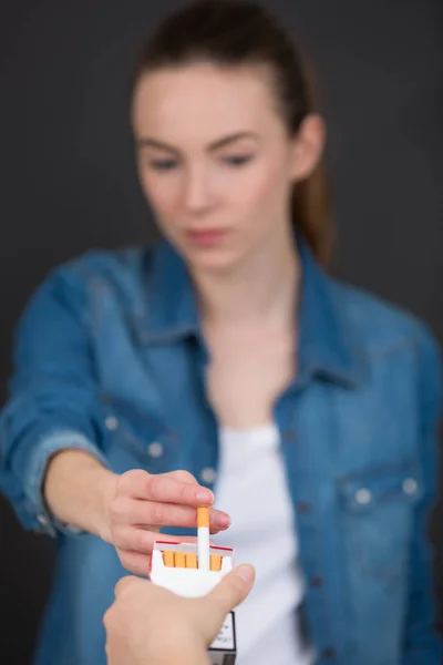 Hand takes a cigarette out of pack — Stock Photo, Image