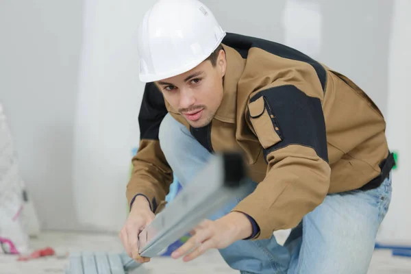 Builder moving a swivel clamp — Stock Photo, Image