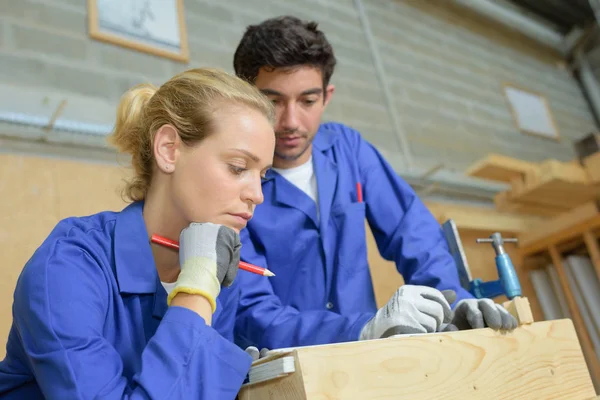 Man en vrouw maken houten krat — Stockfoto