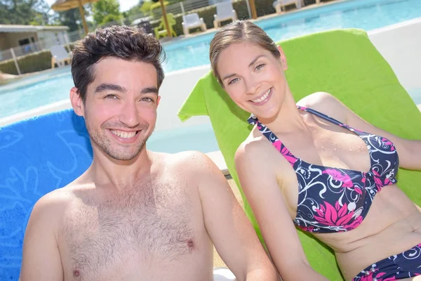 Couple sur chaises longues — Photo