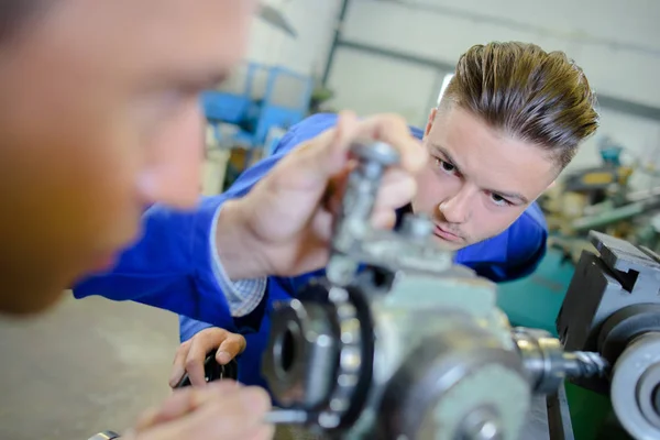 Unga maskin assembler och arbete — Stockfoto