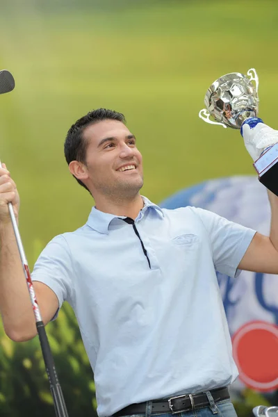 Campeão de golfe masculino segurando uma taça de ouro — Fotografia de Stock