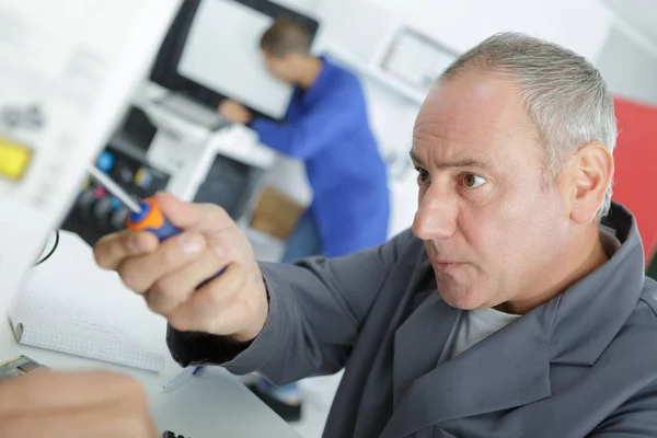 Tehnician tânăr în laborator haina repararea computerului — Fotografie, imagine de stoc