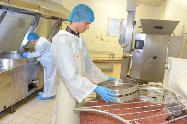 Junger Mann arbeitet in einer Lebensmittelfabrik — Stockfoto