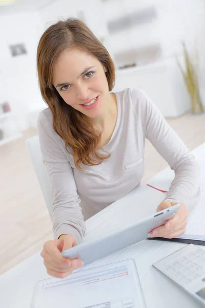 Porträt einer Frau zu Hause mit Tablet — Stockfoto