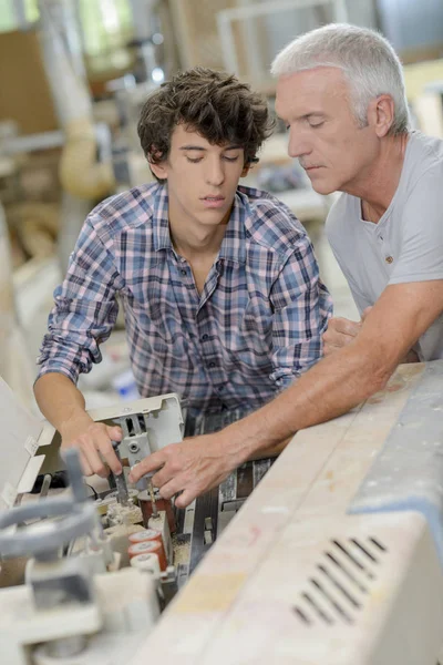 Joven carpintero con mentor —  Fotos de Stock