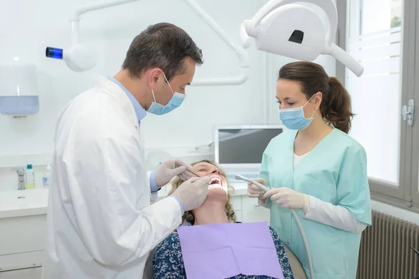 Paziente con due dentisti — Foto Stock