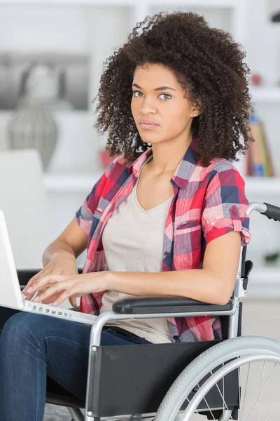 Junge Frau im Rollstuhl sieht traurig aus — Stockfoto