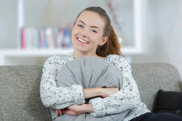 Jeune femme étreignant un oreiller — Photo